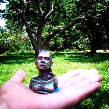 freeartfriday freeart thestreetisourgallery FAF project proyecto little sculptures women heads cabeza mujeres city ciudad freeart centralpark foundart newyork newyorkcity USA