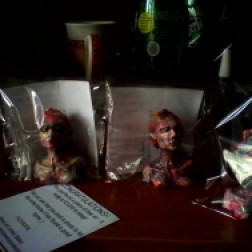 freeartfriday freeart thestreetisourgallery FAF project proyecto little sculptures women heads cabeza mujeres city ciudad freeart queens astoria NYC newyork newyorkcity USA